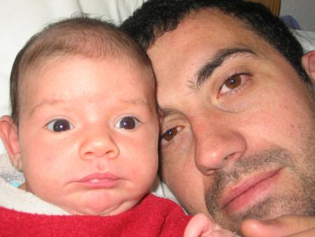 a 1 mois et demi avec son papou!!!
